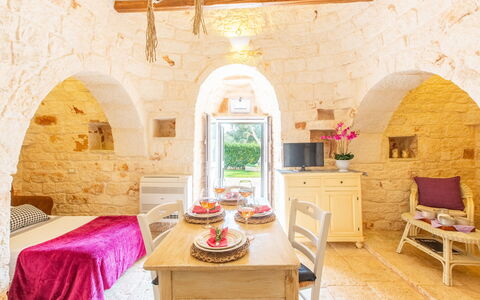 Trullo Del Mandarino: Kamer, Eigendom, Gebouw, Interieur Ontwerp, Meubilair, Huis, Tafel, Woonkamer, Villa, Boog