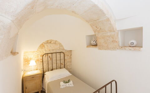 Trullo Suenn Con Piscina: Kamer, Eigendom, Boog, Architectuur, Interieur Ontwerp, Meubilair, Gebouw, Slaapkamer, Bed, Plafond