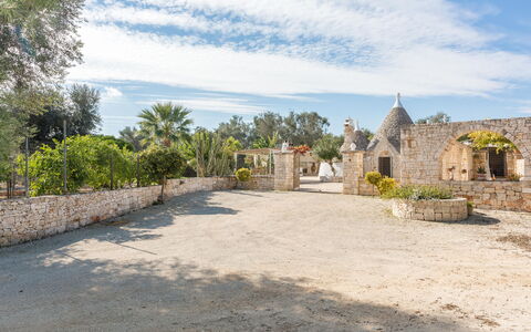 Trullo Suenn Con Piscina: Eigendom, Lucht, Muur, Gebouw, Land Lot, Onroerend Goed, Huis, Boom, Landgoed, Landschap