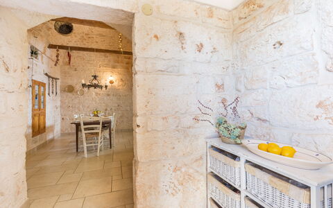 Trullo Suenn Con Piscina: Eigendom, Kamer, Tegel, Interieur Ontwerp, Muur, Verdieping, Badkamer, Geel, Gebouw, Huis