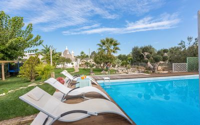 Trullo Suenn Con Piscina: Eigendom, Onroerend Goed, Zwembad, Huis, Gebouw, Vakantie, Huis, Ligstoel, Woongebied, Vrije Tijd