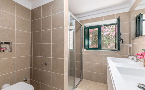 Borgo Marianna: Loodgieterswerkinrichting, Gebouw, Badkamer, Fabriek, Spiegel, Flooring, Verdieping, Venster, Kraan
