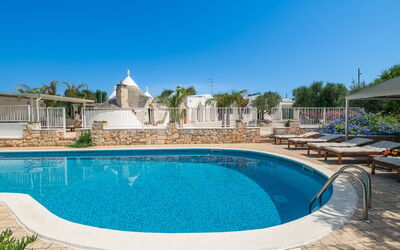 Borgo Marianna: Water, Lucht, Fabriek, Eigendom, Zwembad, Blauw, Azure, Boom, Architectuur, Gebouw