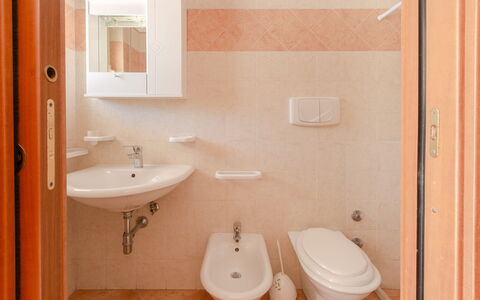 Villa Mezzaluna: Badkamer, Eigendom, Kamer, Loodgieterswerkinrichting, Toilet, Muur, Wc Bril, Tegel, Badkamer Accessoire, Architectuur