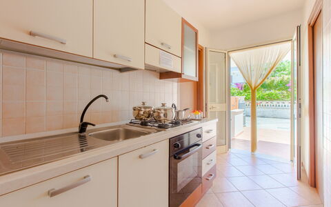Villa Mezzaluna: Eigendom, Kamer, Onroerend Goed, Keuken, Meubilair, Gebouw, Cabinetry, Huis, Interieur Ontwerp, Geel