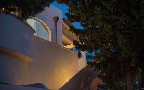 Casa Bianca: Blauw, Lucht, Architectuur, Licht, Boom, Nacht, Gebouw, Huis, Avond, Fabriek