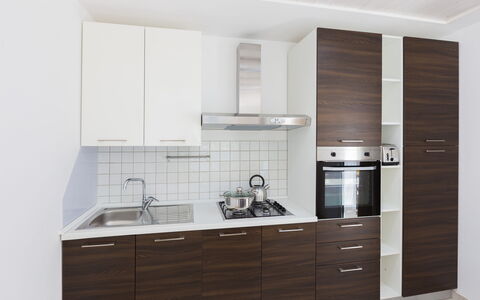 Casa Bianca: Cabinetry, Meubilair, Kamer, Keuken, Eigendom, Countertop, Kast, Interieur Ontwerp, Lade, Materiële Goederen