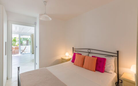 Casa Bianca: Slaapkamer, Kamer, Eigendom, Meubilair, Bed, Bed Frame, Interieur Ontwerp, Gebouw, Laken, Verdieping