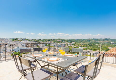 Solo Voi: Eigendom, Onroerend Goed, Geel, Tafel, Gebouw, Huis, Kamer, Landgoed, Meubilair, Appartement