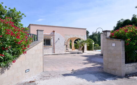 Villa Lidia Con Piscina: Eigendom, Gebouw, Huis, Onroerend Goed, Hacienda, Architectuur, Huis, Boom, Landgoed, Villa
