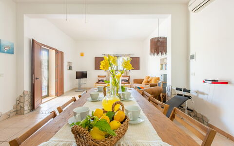 Villa Lidia Con Piscina: Kamer, Eigendom, Interieur Ontwerp, Woonkamer, Geel, Meubilair, Gebouw, Huis, Onroerend Goed, Verdieping