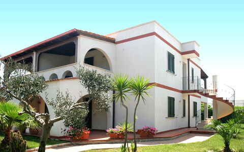 Prato Inglese Destro: Fabriek, Gebouw, Lucht, Eigendom, Venster, Huis, Land Lot, Boom, Buurt, Woongebied