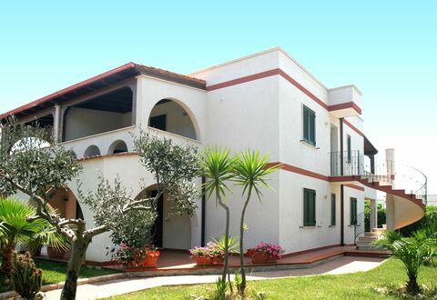 Prato Inglese Destro: Fabriek, Gebouw, Lucht, Eigendom, Venster, Huis, Land Lot, Boom, Buurt, Woongebied