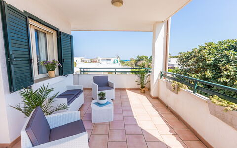 Appartamento Panorama Sul Mare: Eigendom, Gebouw, Onroerend Goed, Huis, Kamer, Huis, Balkon, Interieur Ontwerp, Meubilair, Architectuur