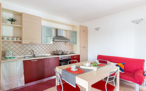 Prato Inglese Sinistro: Tafel, Eigendom, Cabinetry, Meubilair, Wastafel, Kraan, Bankstel, Hout, Countertop, Interieur Ontwerp