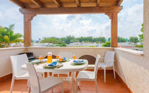 Prato Inglese Sinistro: Lucht, Tafel, Meubilair, Wolk, Stoel, Water, Hout, Veranda, Interieur Ontwerp, Boom