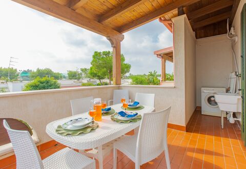 Prato Inglese Sinistro: Meubilair, Tafel, Eigendom, Stoel, Lucht, Hout, Interieur Ontwerp, Fabriek, Tableware, Schaduw