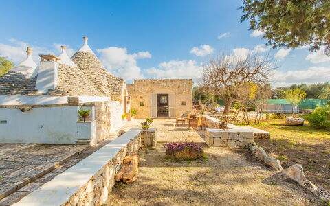 Trullo Con Piscina Per Bambini: Lucht, Wolk, Fabriek, Gebouw, Boom, Verblijf, Landschap, Venster, Woongebied, Dak