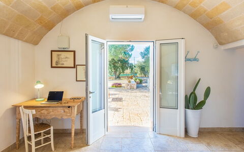Trullo Con Piscina Per Bambini: Fabriek, Gebouw, Meubilair, Kamerplant, Venster, Tafel, Hout, Bloempot, Interieur Ontwerp, Deur