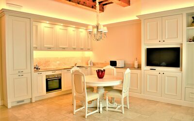 Sole di Vino - 5: Cabinetry, Meubilair, Eigendom, Countertop, Stoel, Huishoudapparatuur, Hout, Keuken, Interieur Ontwerp, Verlichting