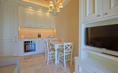 Sole di Vino - 1: Eigendom, Kamer, Meubilair, Keuken, Verdieping, Geel, Cabinetry, Gebouw, Huis, Interieur Ontwerp