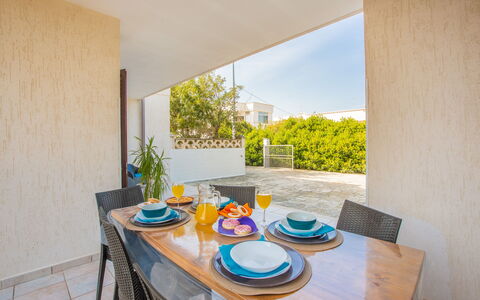 Villa Salento: Tafel, Fabriek, Tableware, Dishware, Azure, Hout, Gebouw, Interieur Ontwerp, Stoel, Bord