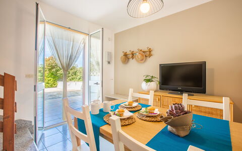 Villa Salento: Tafel, Eigendom, Meubilair, Hout, Verlichting, Interieur Ontwerp, Geel, Verdieping, Woonkamer, Flooring