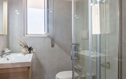 Villa Salento: Loodgieterswerkinrichting, Kraan, Eigendom, Wastafel, Gebouw, Badkamer, Deur Van De Douche, Venster, Wastafel In De Badkamer