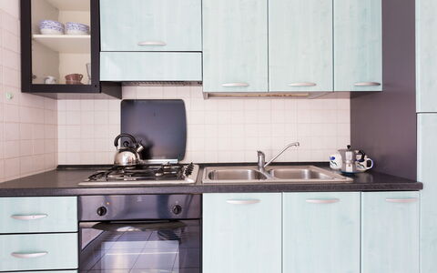Villa Brigida: Countertop, Keuken, Cabinetry, Kamer, Tegel, Meubilair, Eigendom, Wastafel, Interieur Ontwerp, Fornuis