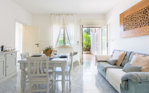 Villa Nettuno: Eigendom, Meubilair, Kamer, Interieur Ontwerp, Woonkamer, Gebouw, Verdieping, Huis, Geel, Tafel