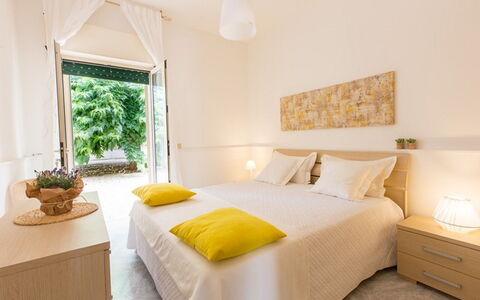 Villa Nettuno: Slaapkamer, Meubilair, Kamer, Bed, Eigendom, Interieur Ontwerp, Laken, Geel, Bed Frame, Muur