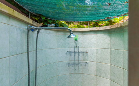 Villa Victory: Groen, Tegel, Badkamer, Water, Kamer, Douche, Architectuur, Glas, Loodgieterswerkinrichting