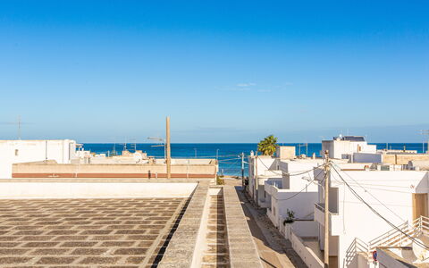 La Terrazza Vista Mare Di Marco: Lucht, Dag, Eigendom, Zee, Dak, Architectuur, Azure, Horizon, Vakantie, Onroerend Goed