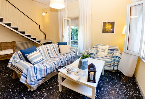 Angelina: Kamer, Meubilair, Eigendom, Woonkamer, Interieur Ontwerp, Blauw, Geel, Gebouw, Slaapkamer, Onroerend Goed