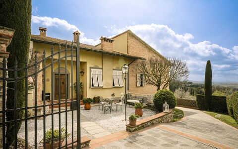 Villa Manuela: Wolk, Lucht, Fabriek, Gebouw, Venster, Weg Oppervlak, Land Lot, Boom, Huis, Openbare Ruimte