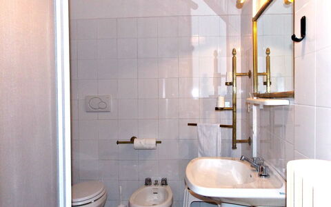 Villa Sandra: Badkamer, Eigendom, Kamer, Kraan, Loodgieterswerkinrichting, Muur, Interieur Ontwerp, Tegel, Architectuur, Toilet