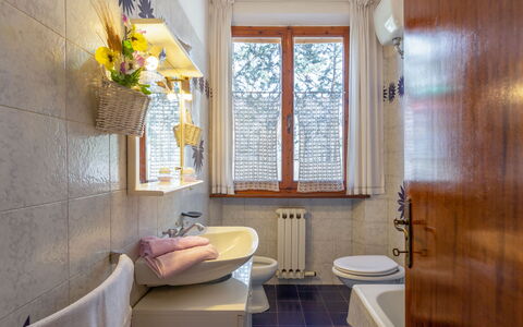Villa Campiglia: Badkamer, Kamer, Eigendom, Interieur Ontwerp, Geel, Gebouw, Huis, Onroerend Goed, Huis, Verdieping