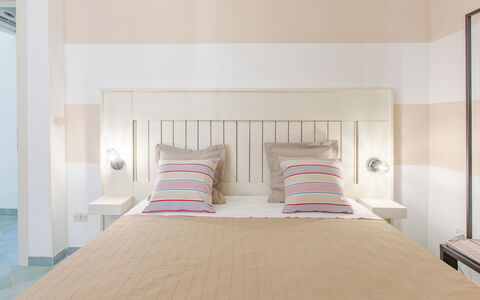 Casa Rosa: Slaapkamer, Meubilair, Kamer, Bed, Eigendom, Interieur Ontwerp, Laken, Verdieping, Bed Frame, Plafond
