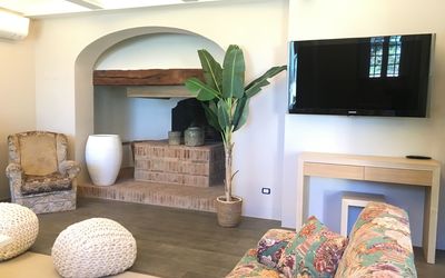 Casa Padronale: Kamer, Woonkamer, Eigendom, Interieur Ontwerp, Meubilair, Verdieping, Gebouw, Onroerend Goed, Tafel, Huis