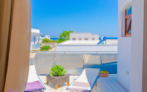 Appartamento Pineta Mare: Dag, Eigendom, Lucht, Azure, Gebouw, Schaduw, Interieur Ontwerp, Stedelijk Ontwerp, Huis, Buurt