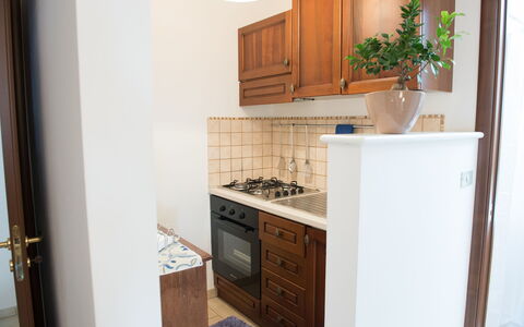 Appartamento Pineta Mare: Cabinetry, Eigendom, Countertop, Fornuis, Hout, Interieur Ontwerp, Gebouw, Fabriek, Keuken, Lade