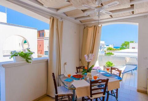 Appartamento Pineta Mare: Tafel, Meubilair, Eigendom, Gebouw, Fabriek, Blauw, Bloempot, Kamerplant, Stoel, Venster