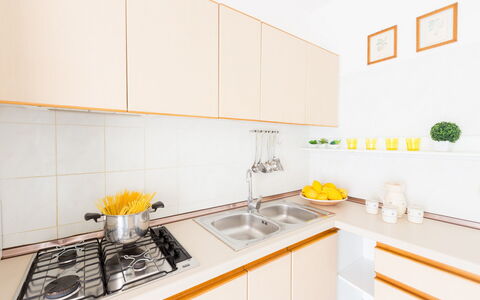 Villa Anna: Geel, Kamer, Keuken, Eigendom, Countertop, Meubilair, Interieur Ontwerp, Tegel, Onroerend Goed, Gebouw