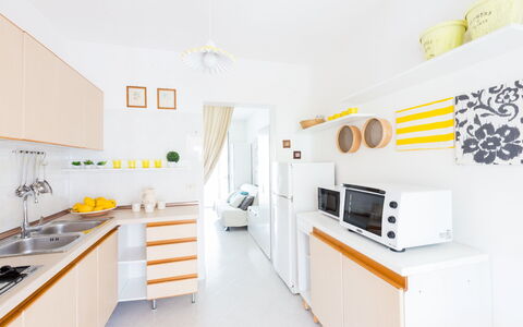 Villa Anna: Kamer, Eigendom, Geel, Meubilair, Keuken, Interieur Ontwerp, Gebouw, Oranje, Huis, Cabinetry