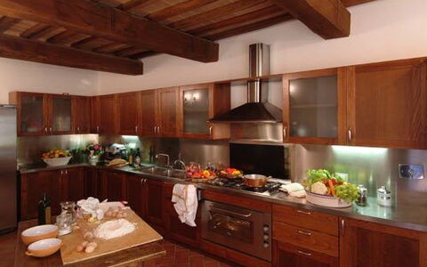 Villa Fontanelle: Hout, Kamer, Eigendom, Interieur Ontwerp, Hardwood, Beits, Plafond, Countertop, Kast, Keuken