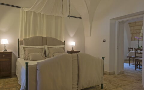 Masseria Pagliamonte: Kamer, Eigendom, Meubilair, Slaapkamer, Interieur Ontwerp, Bed, Muur, Verdieping, Verlichting, Gebouw