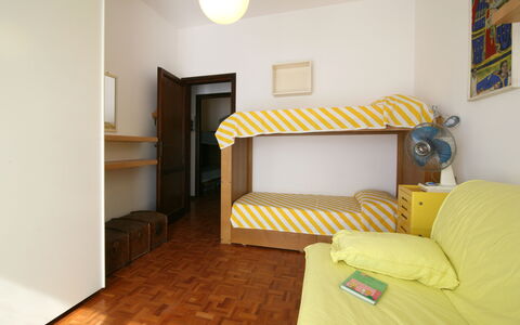 Villa Del Forte: Kamer, Meubilair, Bed, Geel, Eigendom, Interieur Ontwerp, Slaapkamer, Verdieping, Laken, Muur