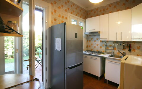 Villa Del Forte: Kamer, Eigendom, Keuken, Huis, Gebouw, Koelkast, Major Appliance, Countertop, Interieur Ontwerp, Cabinetry