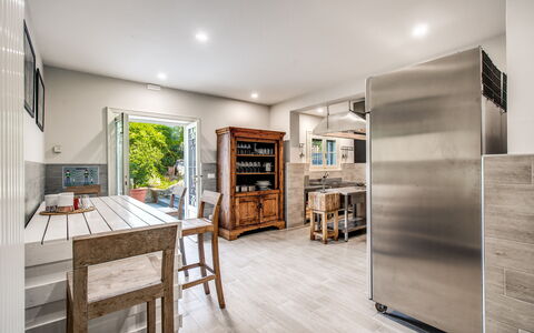 Villa Alfresco: Meubilair, Flooring, Interieur Ontwerp, Verdieping, Hout, Houten Vloer, Plafond, Keuken, Major Appliance, Countertop