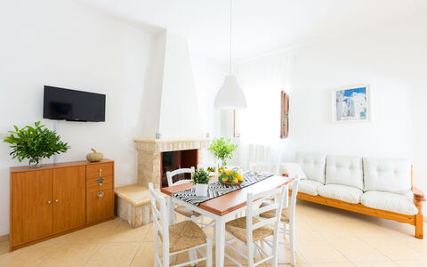 Villa Mediterranea: Eigendom, Kamer, Meubilair, Interieur Ontwerp, Gebouw, Verdieping, Huis, Tafel, Woonkamer, Onroerend Goed